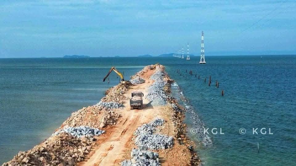 វៀតណាមបានសាងសង់ផ្លូវដី កាត់សមុទ្រ ពីហាទៀងទៅ កោះ(អតីតកោះខ្មែរ)